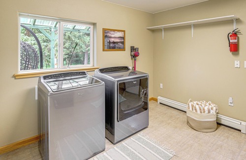 Lincoln House | Private Hot Tub: 'Enchanted Hideaway' in Lincoln!