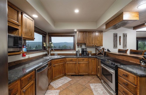 Big Sky Meadow Village House | Private Hot Tub | Golf Course | Nordic Skiing | Big Sky Awaits