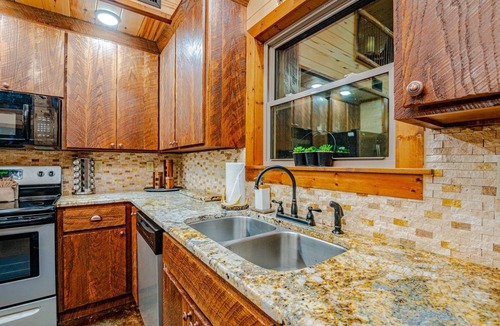 Octavia Cabin | *Private Island*w/free kayaks, hot tub and VIEWS!