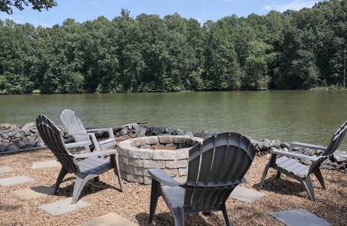 Belmont House | Private Lakefront Getaway - 2 Houses on one serene property!