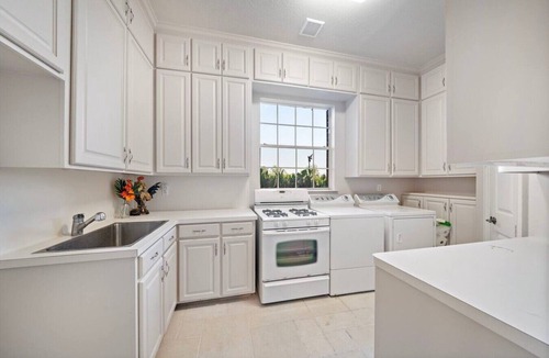 Dickinson Villa | Private Luxury Estate Retreat 8 Acres Near Galveston and Houston