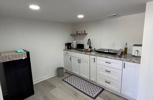 Taylors Apartment | Private/Modern Cozy studio near GSP airport &BMW