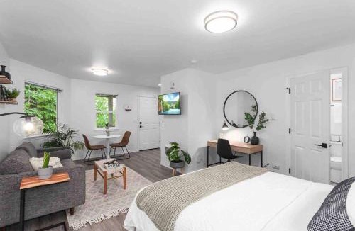 Far Southwest Apartment | Private Newly Renovated Studio w private Parking!