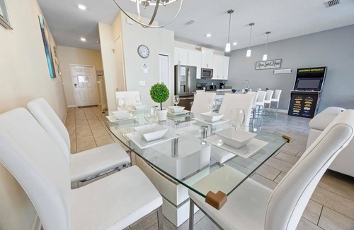 Bay Lake House | PRIVATE POOL/FREE RESORT ACCESS/CLOSE TO DISNEY/Restaurants nearby/Storey Lake!