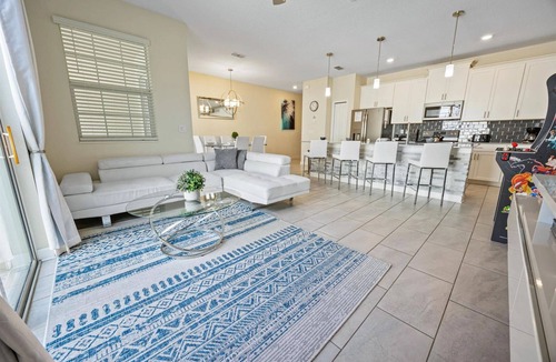 Bay Lake House | PRIVATE POOL/FREE RESORT ACCESS/CLOSE TO DISNEY/Restaurants nearby/Storey Lake!