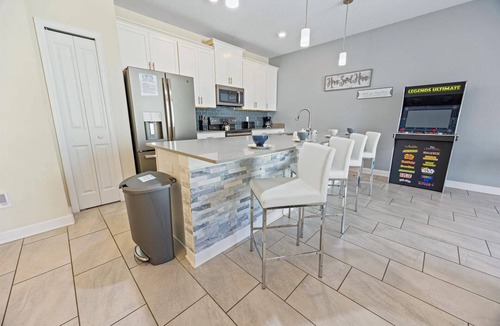 Bay Lake House | PRIVATE POOL/FREE RESORT ACCESS/CLOSE TO DISNEY/Restaurants nearby/Storey Lake!