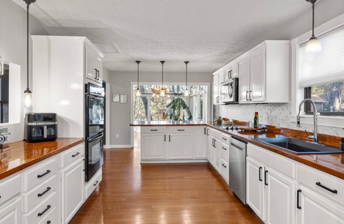 Lilburn House | Private Pool, Game Room, Pool Table & 20 Minutes to Atl Attractions & $150 in activities included!