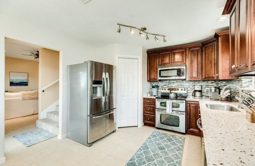 Jamaica Beach House | PRIVATE POOL | JAMAICA BEACH | 3 mins from Beach | Bay Views | Huge Decks | Grill | Furnished Patio
