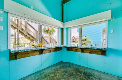 Jamaica Beach House | PRIVATE POOL | JAMAICA BEACH | 3 mins from Beach | Bay Views | Huge Decks | Grill | Furnished Patio