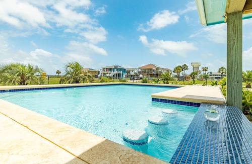 Jamaica Beach House | PRIVATE POOL | JAMAICA BEACH | 3 mins from Beach | Bay Views | Huge Decks | Grill | Furnished Patio