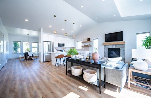 Wolf Creek House | Private Powder Mtn B2 | Desk | Hot Tub | Mt View
