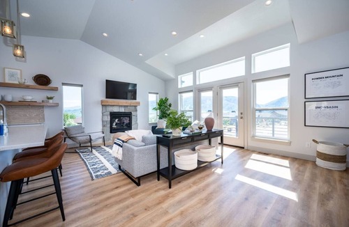 Wolf Creek House | Private Powder Mtn B2 | Desk | Hot Tub | Mt View