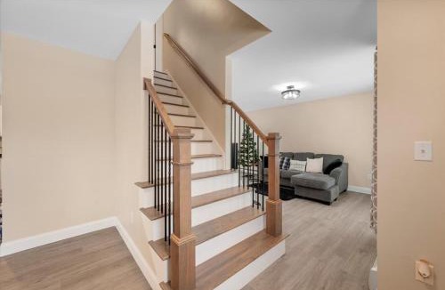 Gardner House | Private Primary Suite in New 2024 Home, Ashburnham with Parking and Wi-Fi