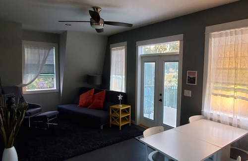 Vernon Cottage | Private & Quite Country Setting - Carriage House. Light and Modern