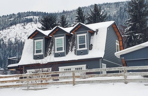 Vernon Cottage | Private & Quite Country Setting - Carriage House. Light and Modern