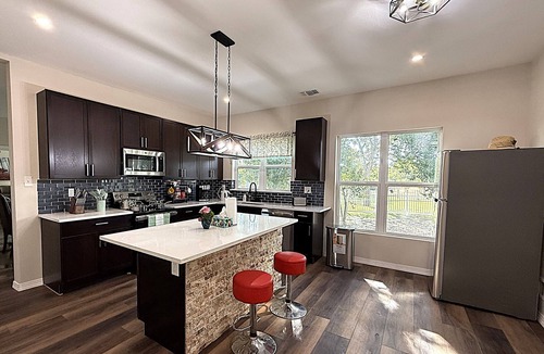 Seguin House | Private Retreat Farmhouse/River/Fire Pit/Foosball/Large Lot & Trees