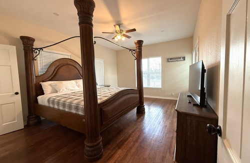 Seguin House | Private Retreat Farmhouse/River/Fire Pit/Foosball/Large Lot & Trees