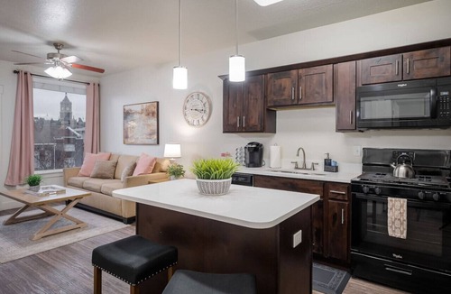 Central City Apartment | Private Retreat in Dwntwn*Close to Skiing*Hot Tub