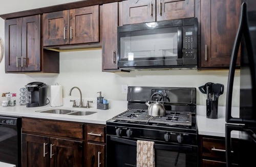 Central City Apartment | Private Retreat in Dwntwn*Close to Skiing*Hot Tub