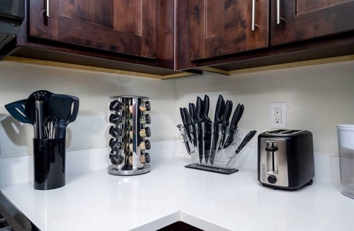 Central City Apartment | Private Retreat in Dwntwn*Close to Skiing*Hot Tub