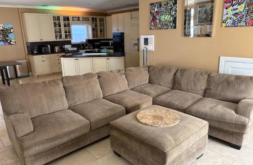 Burbank House | Private room in guest house - Mini Mansion