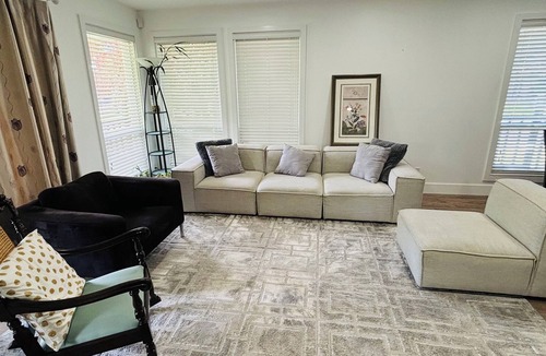Delta House | Private Spacious Home - Cozy living in Urban Oasis