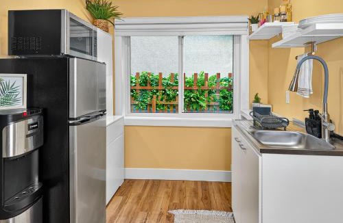Williams Lake House | Private Studio - 5 Min to DT - Self Check-In - 75 Inch TV
