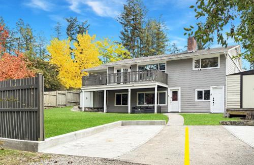 Williams Lake House | Private Studio - 5 Min to DT - Self Check-In - 75 Inch TV
