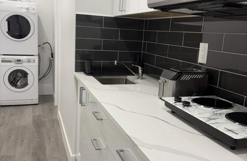Richmond House | Private Suite Kitchen Garden View Near YVR & Ferries