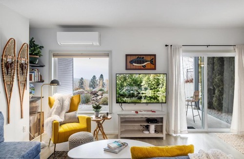 Black Mountain Apartment | Private Suite, Panoramic Views, Hot Tub, Wineries