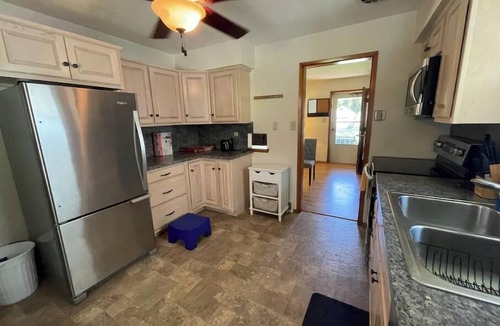 Pleasant Gap House | PSU Spacious Home. Free Parking, WiFi, Back Yard.