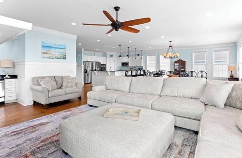 Murrells Inlet House | ¡Pura Vida! : 7 Bed/8 Bath with a Heated Pool, Elevator, Pool table,Sleeps 27
