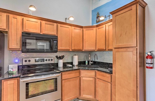 Oak Harbor Condo | Quaint Couple's Escape: Pool, Near Lake Erie!