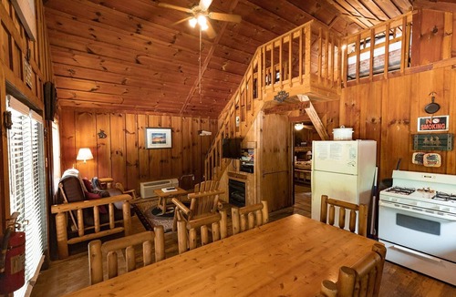 Primrose Cabin | Quaint, cozy vacation cabin with hot tub near Natural Bridge State Park