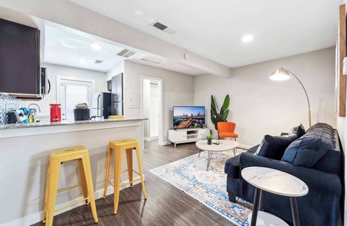 Riverside Apartment | Quaint King Bed 1BR, 5 Min to DT w/pool