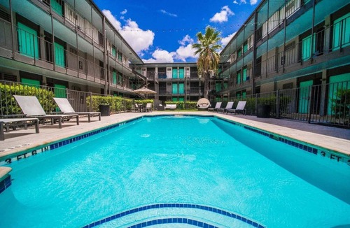 Riverside Apartment | Quaint King Bed 1BR, 5 Min to DT w/pool