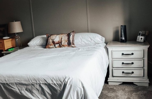 Cascade Hotel | Quaint Motel Room near Blue Ribbon Fly Fishing on Missouri River