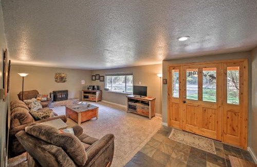 Priest River House | Quaint Priest Lake Cabin with Patio Less Than 1 Mi to Lake!