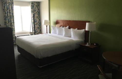 Fairview Shores Hotel | Quality Inn & Suites Winter Park Village Area