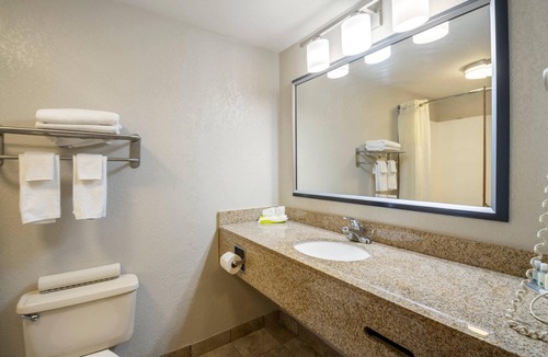 Hickory Hotel | Quality Suites Hickory South