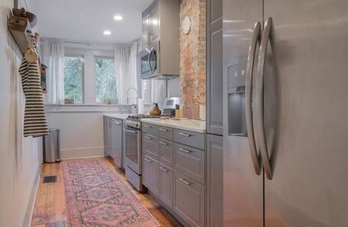 Earlewood Apartment | Queen Anne Victorian - Eclectic Apartment