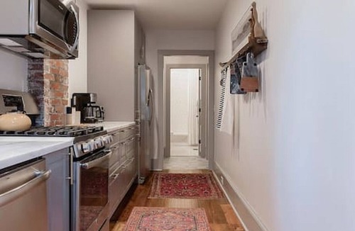 Earlewood Apartment | Queen Anne Victorian - Eclectic Apartment
