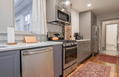 Earlewood Apartment | Queen Anne Victorian - Eclectic Apartment