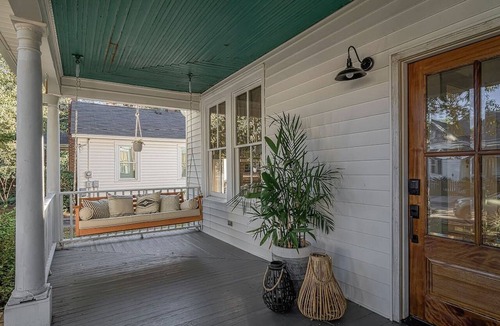 Earlewood Apartment | Queen Anne Victorian - Eclectic Apartment
