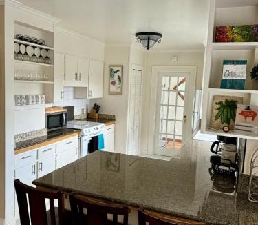 North Queen Anne Apartment | Queen Bea-Seattle-Queen Anne-Upper Level