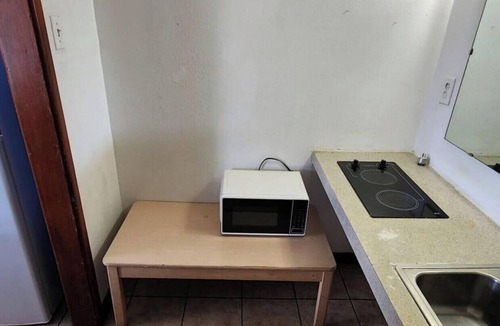Central City Apartment | Queen Bed | Non-Smoking