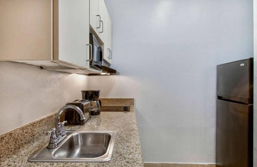 Beaumont Apartment | Queen Bed with Kitchenette Non-Smoking