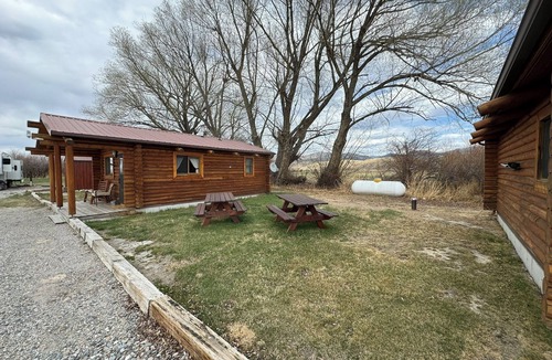Melrose Cabin | Queen Cabin #10 - Montana Mountain Views
