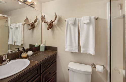 Olney Hotel | Queen - Queen bedroom with private bathroom, mini fridge