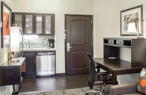 Jacksonville Apartment | Queen Studio. Free Breakfast. Pool. Gym. Business Center.